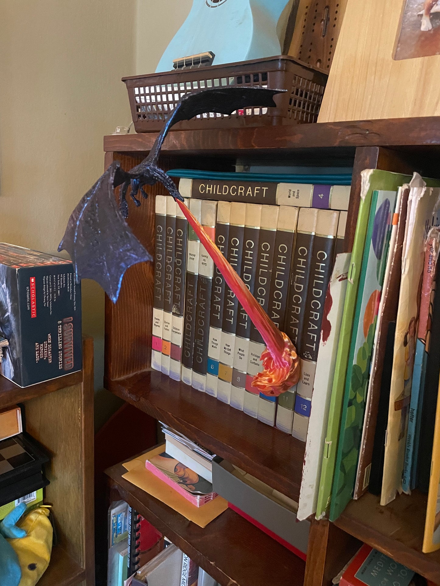 Dragon attack bookshelf divider